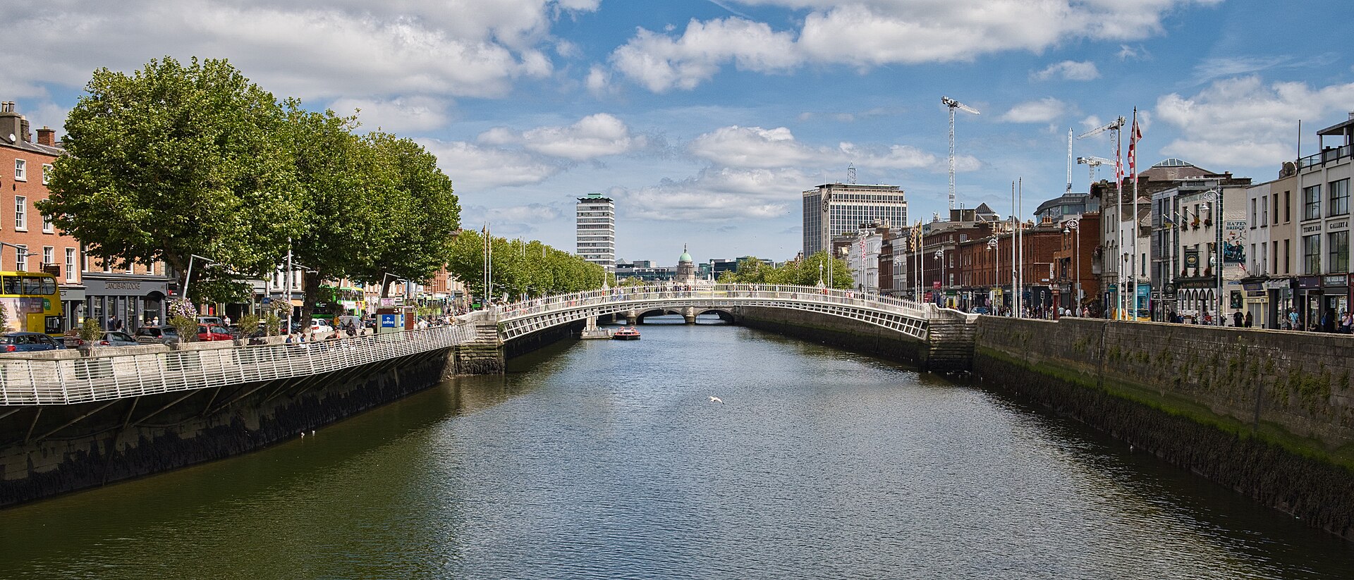 Ha'penny Bridge over the River Liffey in Dublin. Photo: Robert David Linsdell / Wikimedia Commons, CC BY 2.0