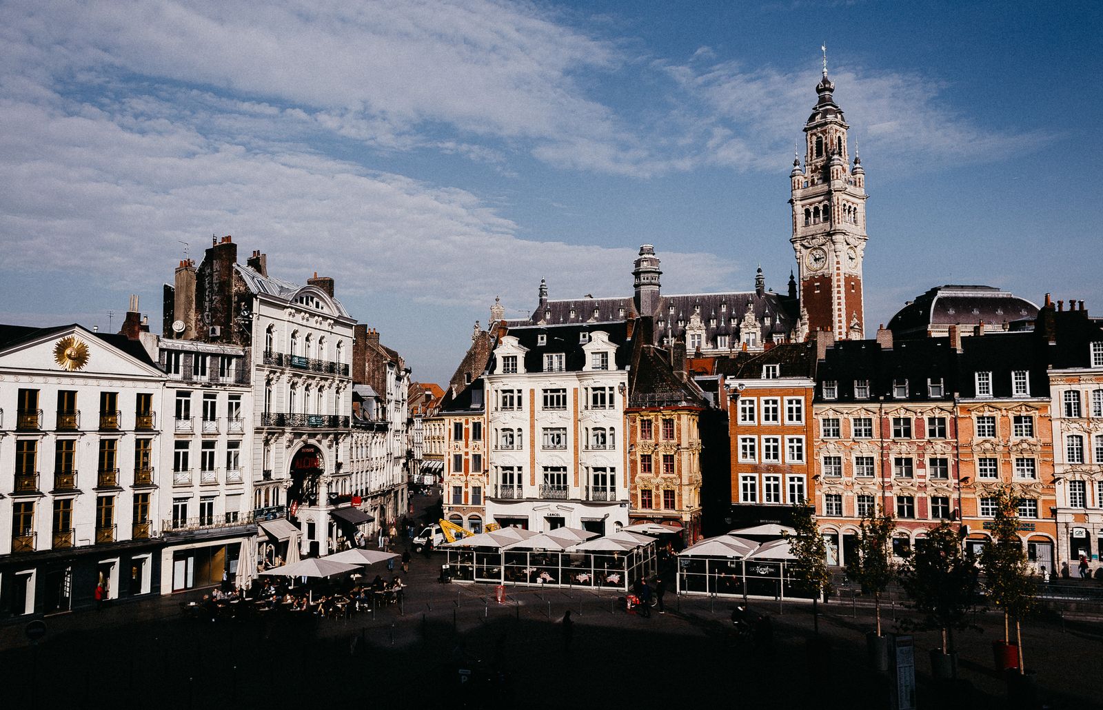 La Grand Place de Lille et le beffroi de la Chambre de commerce, sur le parcours du marathon de Lille