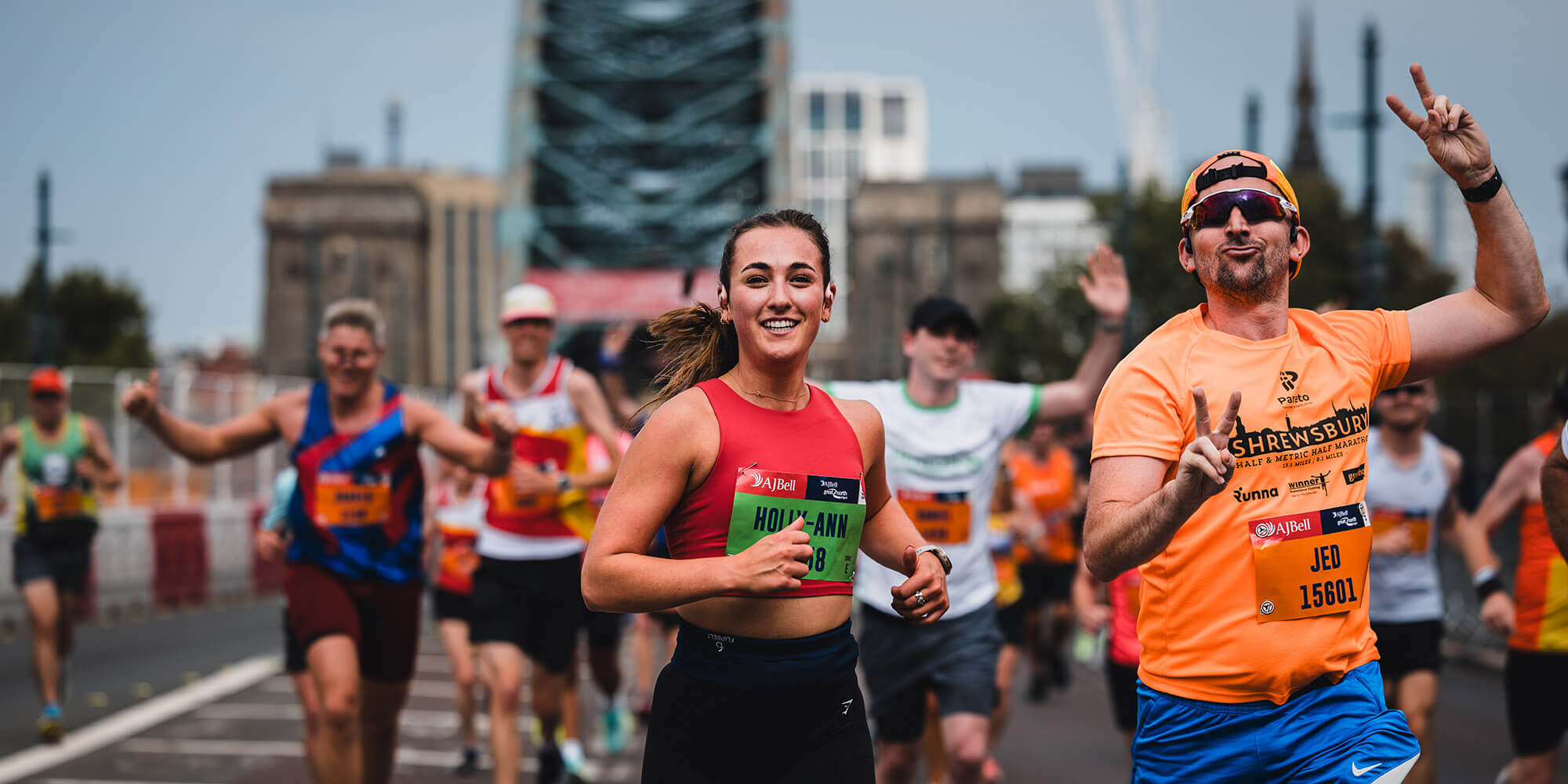Des coureurs souriants en action sur le parcours urbain de l'AJ Bell Great North Run.