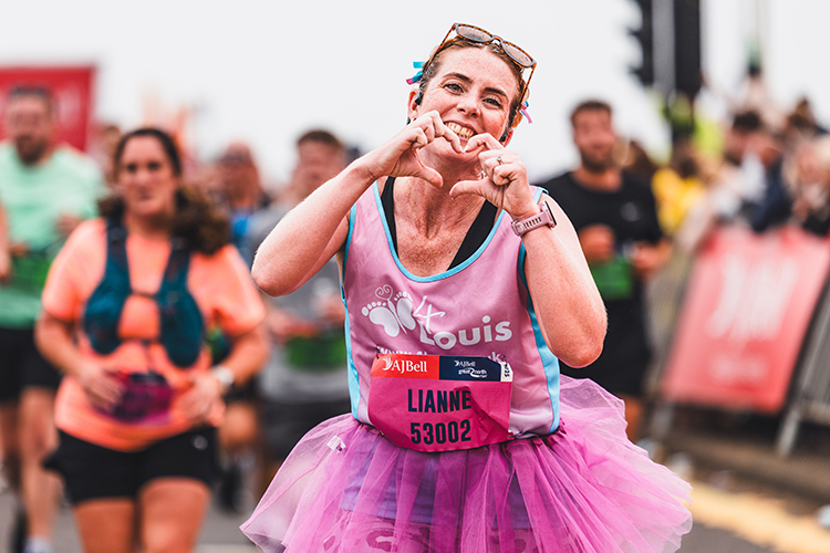 Une participante franchit la ligne d'arrivée avec émotion lors de l'AJ Bell Great North Run.