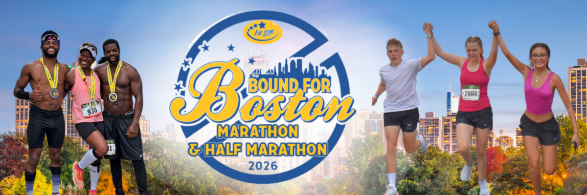 Coureurs franchissant la ligne d'arrivée du Bound for Boston Marathon avec le logo de l'événement et la skyline d'Atlanta en arrière-plan.