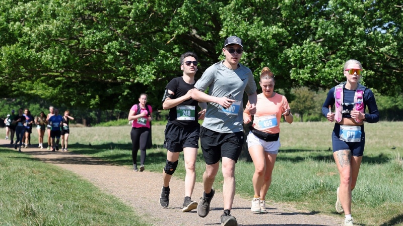 Coureurs en action sur les chemins ensoleillés de Richmond Park durant la course de septembre.